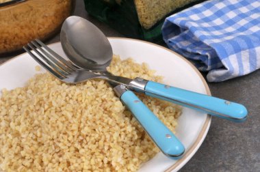 Çatal bıçakla pişirilmiş bulgur tabakası. 