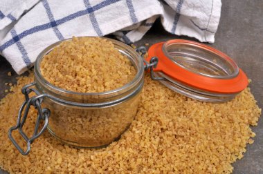 Kavanoz dolusu çiğ bulgur yakın çekim.