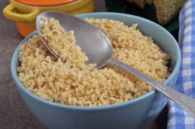Bir kase bulgur ve bir kaşık yakın çekim.