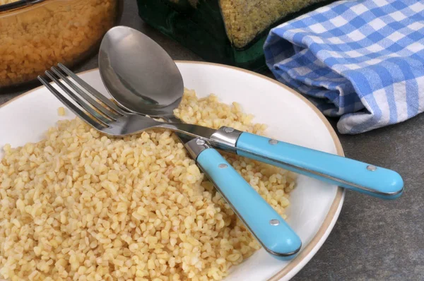 Çatal bıçakla pişirilmiş bulgur tabakası. 