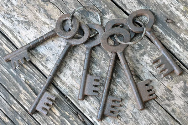 Bunch Old Keys Close Wooden Background — Stock Photo, Image