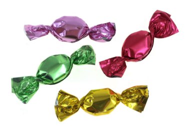 Beyaz arkaplanda farklı renkte ambalajları olan şekerler