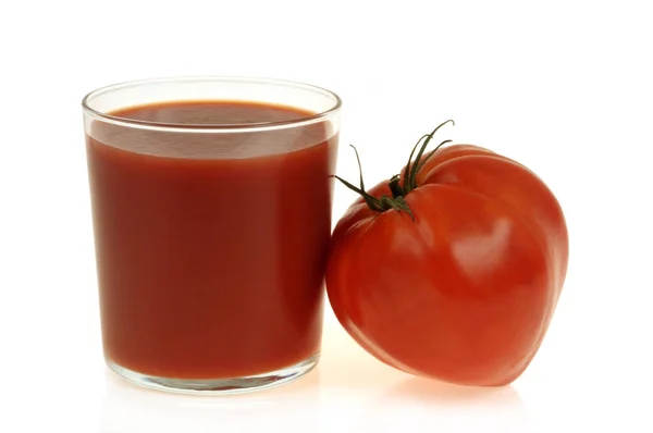 Glas Tomatensaft Mit Einer Tomate Großaufnahme Auf Weißem Hintergrund — Stockfoto