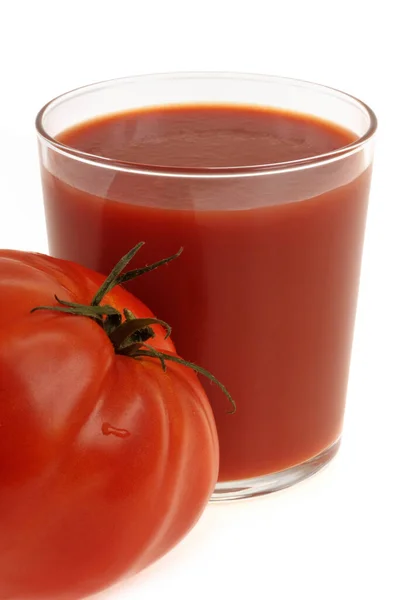 Glas Tomatensaft Mit Einer Tomate Großaufnahme Auf Weißem Hintergrund — Stockfoto
