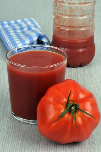 Verre Jus Tomate Dans Verre Avec Une Tomate Une Bouteille — Photo