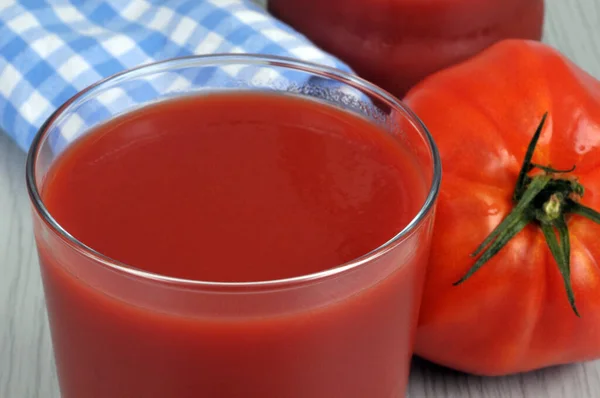 トマトのクローズアップ付きトマトジュースのグラス — ストック写真