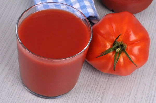 Glas Tomatensaft Mit Einer Tomate Großaufnahme — Stockfoto