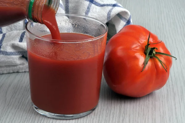 Wlewanie Soku Pomidorowego Szklanki Zbliżeniem Pomidorowym — Zdjęcie stockowe