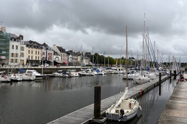 Bulutlu bir günde yazın Vannes marinası 