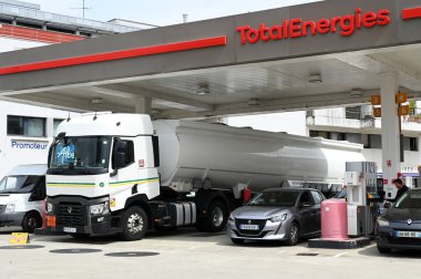 Bir TotalEnergy benzin istasyonu dolduruluyor