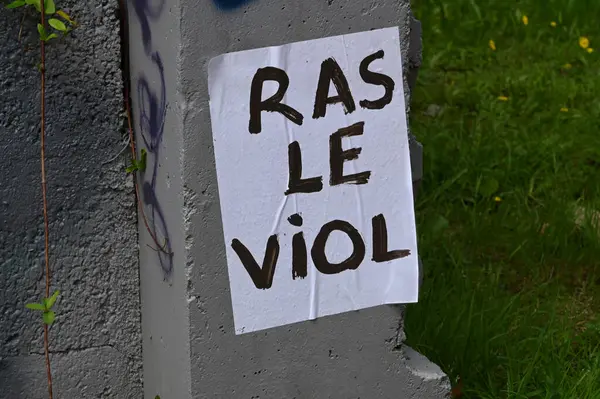 Αφίσα Στην Οποία Είναι Γραμμένο Μπουχτισμένος Βιασμό Στα Γαλλικά — Φωτογραφία Αρχείου