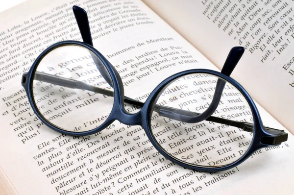 Detailní Záběr Brýle Ležící Knize — Stock fotografie