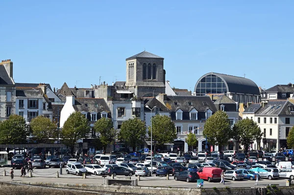 Eski ve yeni Saint-Guenole kilisesiyle Concarneau manzarası