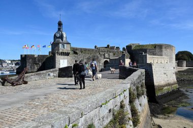 İngiltere 'nin kapalı Concarneau kasabasına giren turistler 