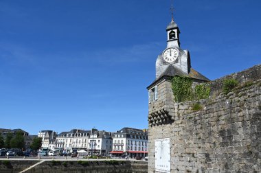 Kapalı Concarneau kasabasının çan kulesi saati ve güneş saatiyle Brittany 'de 