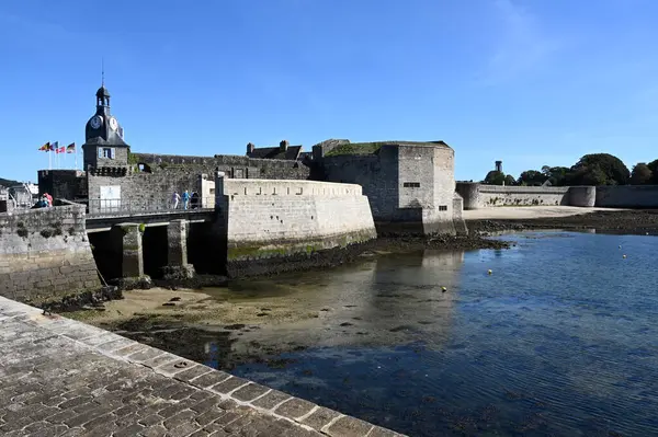 Zamknięte Miasto Concarneau Dzwonnicą Bretanii Podczas Odpływu — Zdjęcie stockowe