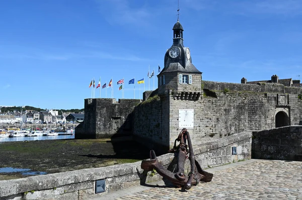 Wejście Zamurowanego Miasta Concarneau Dzwonnicą Kotwicą Bretanii — Zdjęcie stockowe