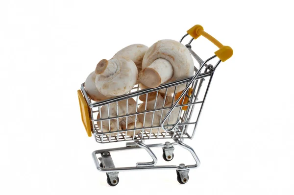 Carrello Del Supermercato Pieno Funghi Bottoni Vicino Sfondo Bianco — Foto Stock