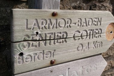Brittan 'da Larmor-Baden ve Berder arasında kıyı yolu olduğunu gösteren Fransız ahşap tabelaları.
