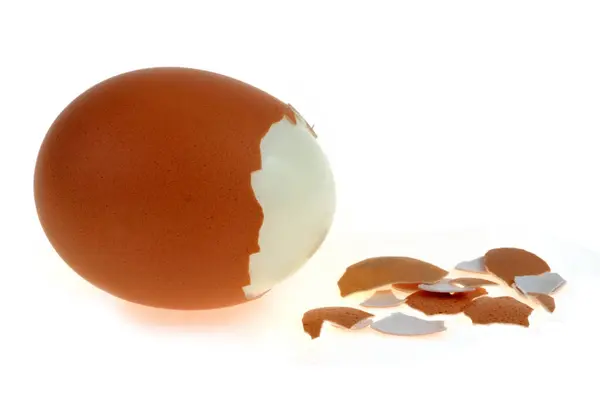 Kısmen Soyulmuş Haşlanmış Yumurta Beyaz Arka Planda Izole Edilmiş — Stok fotoğraf