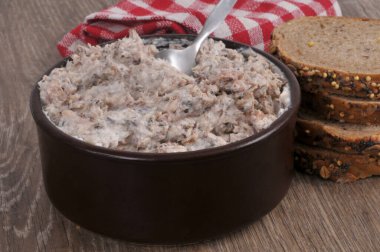 Ton balıklı ramekin ve yakın plan tohumlu tost.