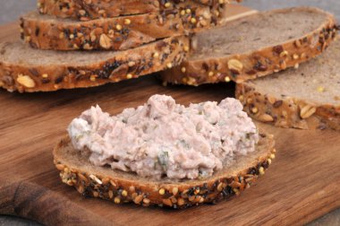 Ton balıklı ekmek tostu yakın plan. 