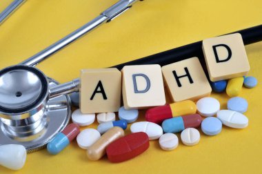 İlaç ve steteskopla dikkat eksikliği hiperaktivite bozukluğu tedavisi kavramı