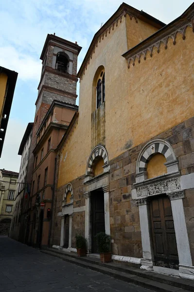 Lucc镇Salvator广场上的San Salvatore Mustolio教堂 — 图库照片