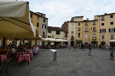 Lucca şehrindeki Amfitiyatro meydanındaki restoranlar.