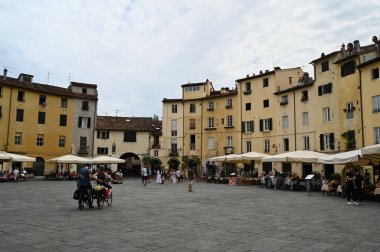 Lucca şehrindeki Amfitiyatro meydanındaki restoranlar. 