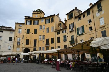 Lucca şehrindeki Amfitiyatro meydanındaki restoranlar. 