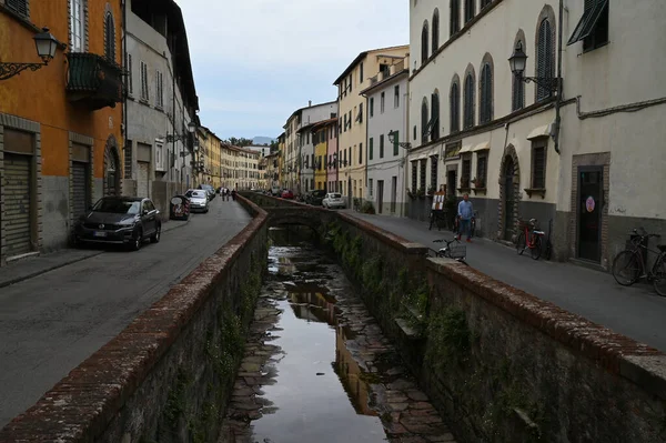 Οδός Fosso Στην Πόλη Lucca Της Τοσκάνης — Φωτογραφία Αρχείου