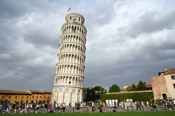 Turyści Przed Wieżą Pizy Toskanii — Zdjęcie stockowe