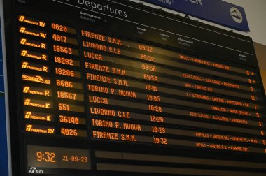Pisa Merkez İstasyonu kalkış tahtası