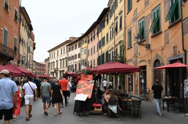 Toskana 'da Pisa şehrinde Santa Maria caddesinde restoran terası. 