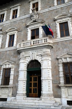 Lungarno Pacinotti setindeki Lanfreducci Sarayı 'nın girişi. Toskana' daki Pisa şehrinde.