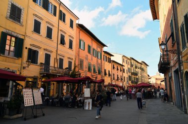 Toskana 'da Pisa şehrinde Santa Maria caddesinde restoran terasları 