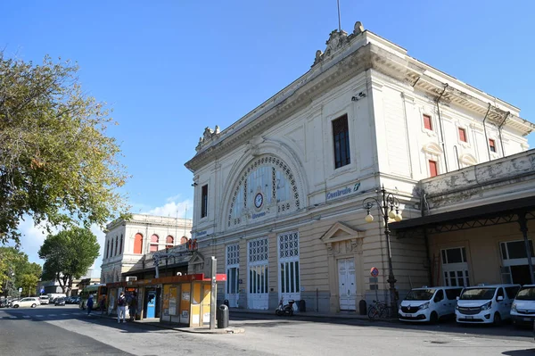 Vista Exterior Estação Central Livorno Com Paragem Autocarro Frente — Fotografia de Stock