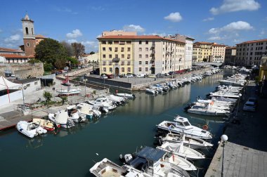 Tekneleriyle Tuscany 'deki Livorno' nun Küçük Venedik 'inde demirlemiş bir kanal. 