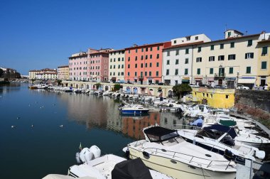 Tekneleriyle Tuscany 'deki Livorno' nun Küçük Venedik 'inde demirlemiş bir kanal.