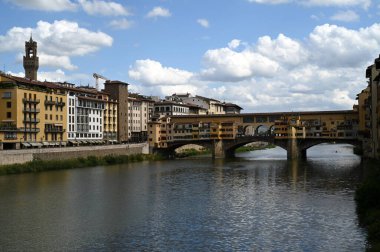 Ponte Vecchio, Toskana 'daki Floransa şehrinden Arno' yu geçiyor.