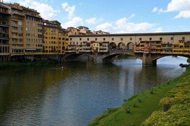 Ponte Vecchio, Toskana 'daki Floransa şehrinden Arno' yu geçiyor.