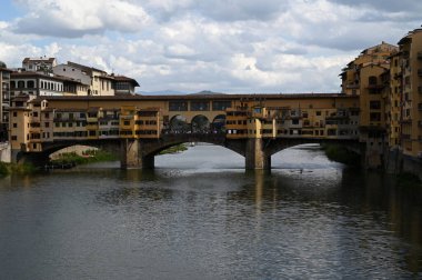 Ponte Vecchio, Toskana 'daki Floransa şehrinden Arno' yu geçiyor.