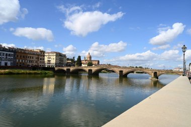Carraia Köprüsü, Floransa şehrinde Arno Nehri 'ni geçer. Arka planda San Frediano kilisesi bulunur.