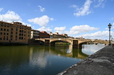 Santa Trinita Köprüsü Toskana 'daki Floransa şehrinde Arno Nehri' ni geçiyor.