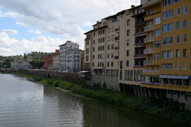 Toskana 'nın Floransa şehrindeki Arno Nehri kıyısında.