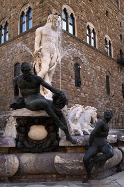 Toskana 'nın Floransa kentindeki Piazza della Signoria' daki Neptün Çeşmesi 'nin detayları
