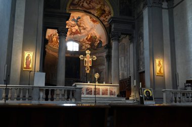 Floransa şehrindeki Santa Maria Assunta de la Badia Fiorentina Kilisesi sunağı.