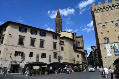 Toskana 'daki Floransa kentinin San Firenze meydanında turistler