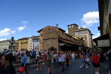 Toskana 'nın Floransa kentindeki Ponte Vecchio' da turistler